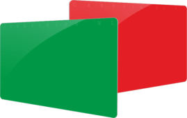 blanco plastic kaart op bankpas formaat met 1 zijde rood en 1 zijde groen
